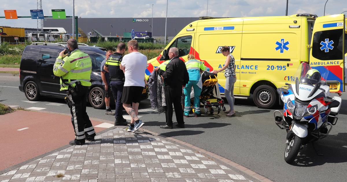 Vrouw vlak voor haaientanden op weg aangereden in Waalwijk.