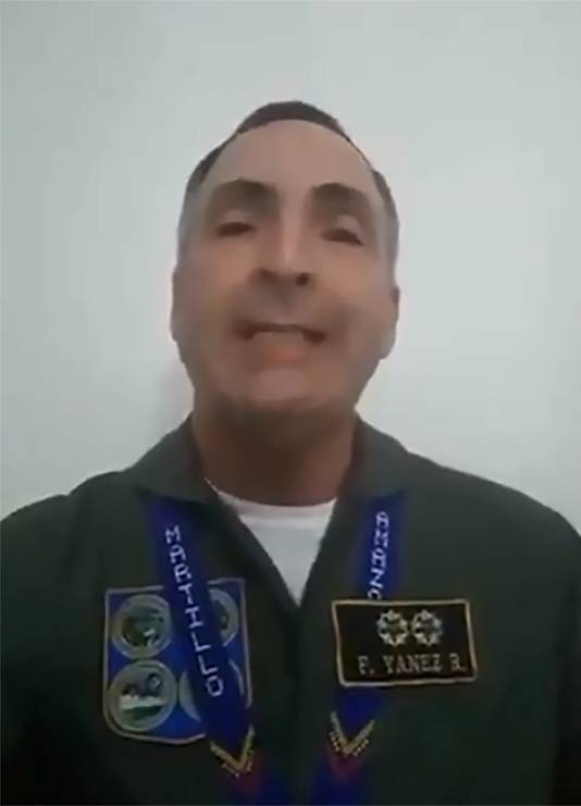 Een beeld uit de video waarin generaal Yánez de nieuwe interim-president Guaido zegt te erkennen.