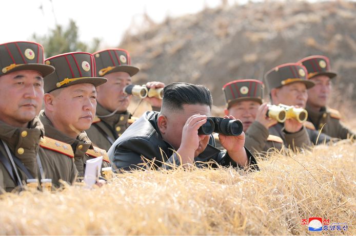 De Noord-Koreaanse leider Kim Jong Un tijdens een artilleriewedstrijd, beeld vandaag vrijgegeven door het Korean Central News Agency (KCNA).