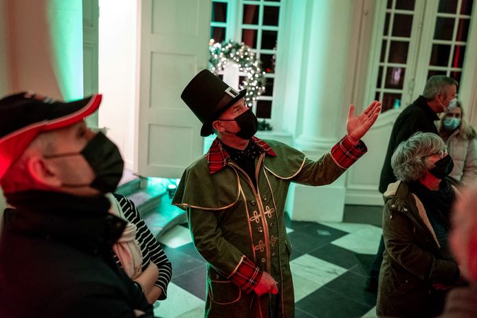 De ceremoniemeesters van Kerstmagie leidden de voorbije weken bezoekers veilig rond doorheen kasteel d'Ursel in Hingene.