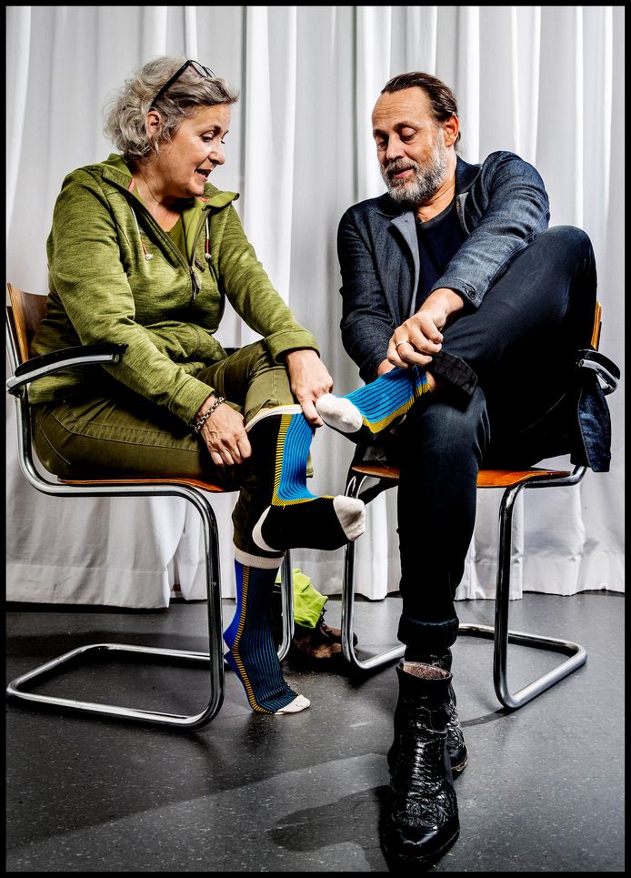 Hugo Borst en Carin Gaemers trekken zogeheten Alzheimer Socks aan. De winst van dit sokkenproject is bestemd voor onderzoek.