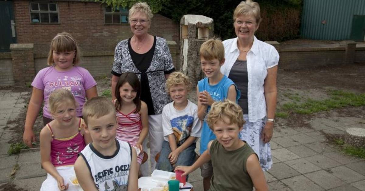 't Kerkje zwaait juffen uitbundig uit