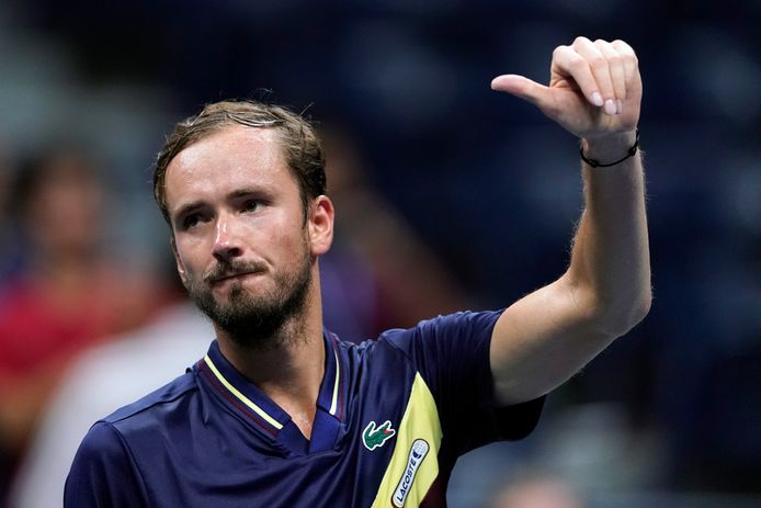 Daniil Medvedev ringrazia i tifosi dopo aver vinto il terzo turno degli US Open.