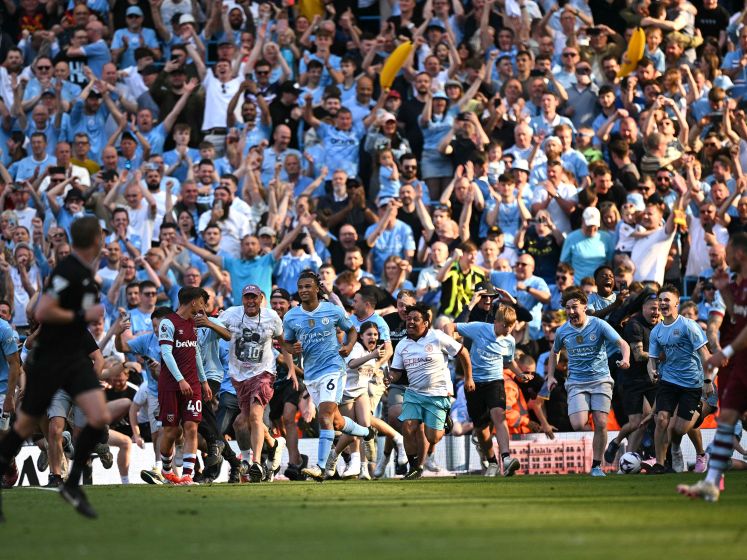 Spelers Manchester City vluchten naar kleedkamer na pitch invasion