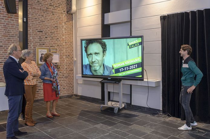 Ton Rombouts en Ans Buys namens de Stichting Erasmusfestival Brabant (links) met naast zich Nan van Schendel (Huis73) bij de bekendmaking van Shift Talks. Rechts projectleider Ruud Geven.