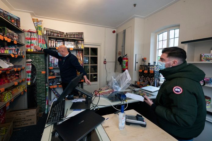 Evert Eekhof (l) verkoopt vuurwerk van de lichtste categorie aan Yoerie Callaars uit Nijmegen.