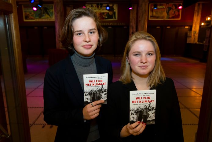 Anuna De Wever en Kyra Gantois met hun boek ‘Wij zijn het klimaat’.