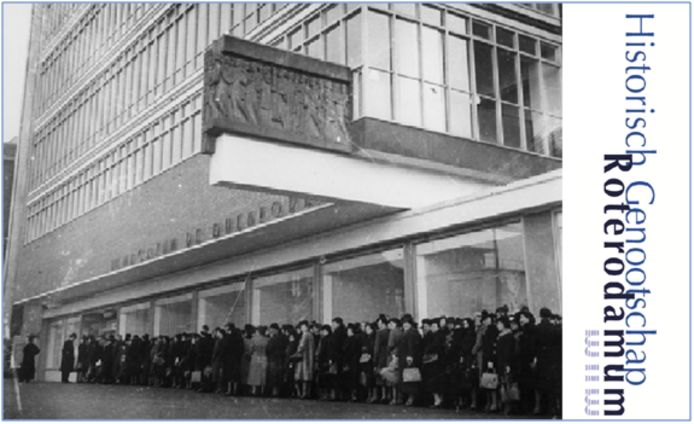 Uit de collectie van het stadsarchief: de gevelsteen in 1941.