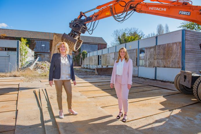 De Westlandse wethouder Cobie Gardien (links) en Anne Heijmans van Specht Bouw bij de oude Dalton Mavo in Naaldwijk.