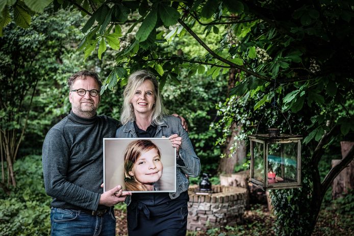 Norbert en Ingrid Olthof met een foto van hun dochter Nina. Foto Jan van den Brink.