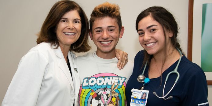 Michael met dokter Angel Chudler en verpleegster Yasmeen Bachier.