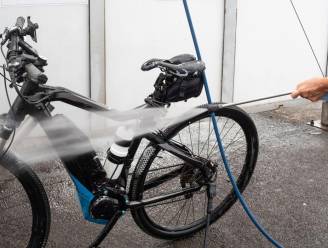 Zomaar een hogedrukspuit op je fiets of e-bike richten kan honderden euro’s schade veroorzaken