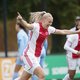 Met Stefanie van der Gragt wint Ajax met 2-0 van PSV
