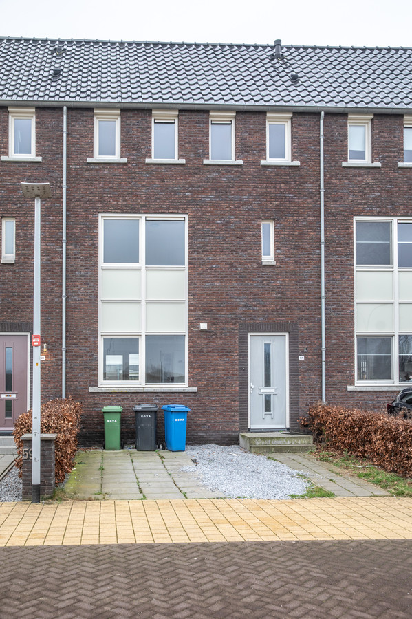 In deze woning aan de Cleyndertstraat in Stadshagen (Zwolle) zou R. door Idris M. zijn mishandeld en vernederd. M. wordt daarvan door justitie verdacht. Inmiddels zijn de toen betrokken bewoners van het huis verhuisd; de huidige bewoners hebben niets met de zaak te maken.