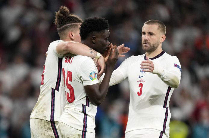 Bukayo Saka wordt getroost na het missen van zijn penalty in de EK-finale tegen Italië.