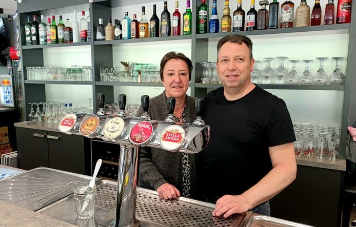 Karine en Paul achter de tapkraan van De Cap in Grobbendonk