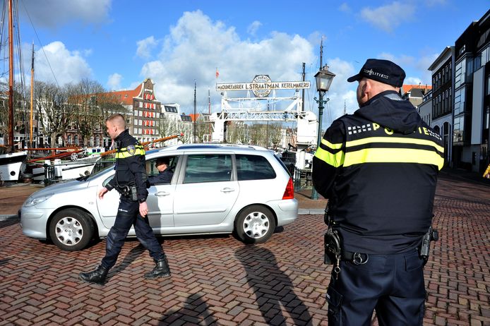 Een controle van de politie bij de Wolwevershaven in Dordrecht. Foto ter illustratie.