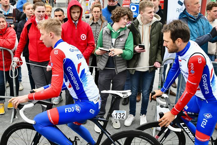 Robin Soenen (kaki jas) en Emiliano Spillebeen (groene trui) wisten heel wat handtekeningen te scoren.