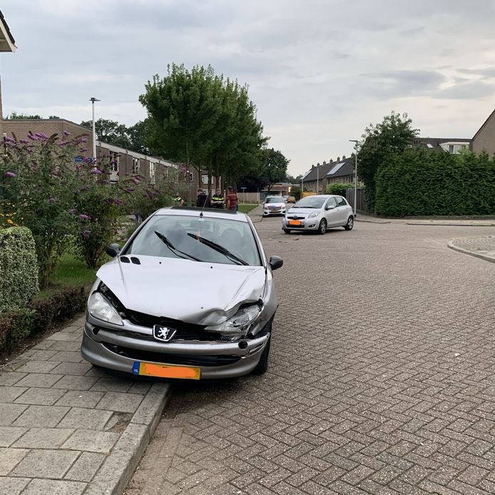 De auto's raakten zwaar beschadigd en dienden te worden afgesleept.