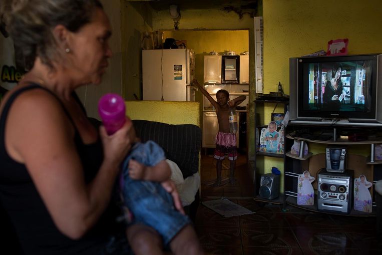 In sloppenwijk Antares verheugen kinderen zich op `hun' Olympische Spelen, de Favela Games. Een moeder is blij dat haar dochters voetballen. `Dan worden ze tenminste niet zwanger.' Beeld Rafael Fabres