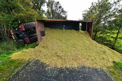 Tractor kantelt en verliest lading mais bij botsing met bezorger DHL, chauffeur naar ziekenhuis