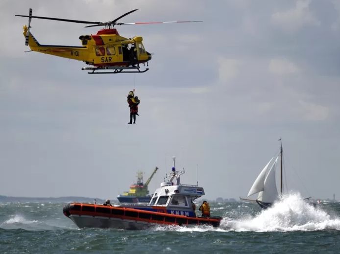 Oefening met een SAR-helikopter voor de kust van Vlissingen.