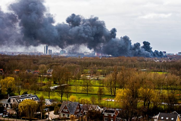 Een grote brand in het ondernemershuis en een meubelwinkel aan de Lylantse Baan in Capelle aan den IJssel, beiden banden zijn verloren gegaan.
