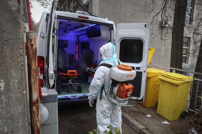 Een medisch hulpverlener desinfecteert een ambulance bij de kliniek voor infectie- en tropische ziekten in Belgrado.