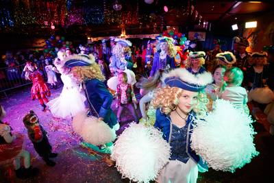 Jeugd voert de polonaise aan in Meekrapdurp: ‘Ze leren die grote mensen hoe ze moeten carnavallen’