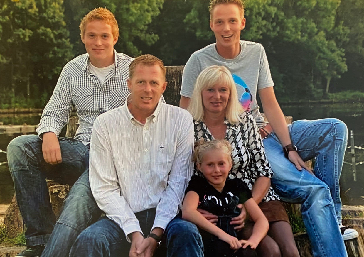 Kees Veldboer met zijn twee zoons, vrouw Ineke en dochter. Beeld 
