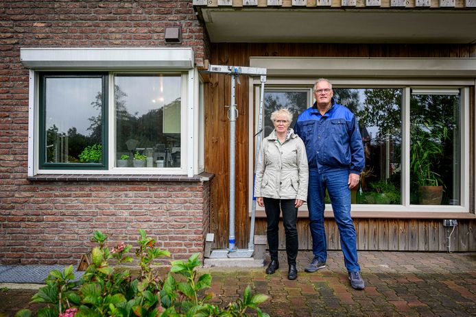 Tonny en John Haverkort wonen in een zwaar beschadigd huis langs kanaal Almelo - De Haandrik. Ze krijgen 25.000 euro van de provincie, maar daar kunnen ze het lang niet mee herstellen.
