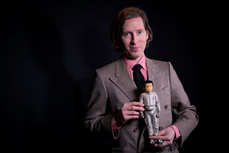 Wes Anderson met een personage uit 'Isle of Dogs'. Beeld AFP