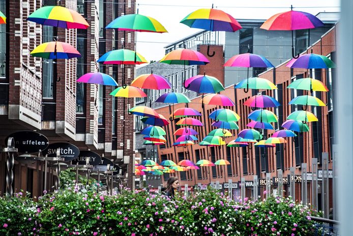 Paraplu's in de Marikenstraat. Met deze kleurrijke versiering ondersteunen winkeliers Coming Out Dag, op 11 oktober.