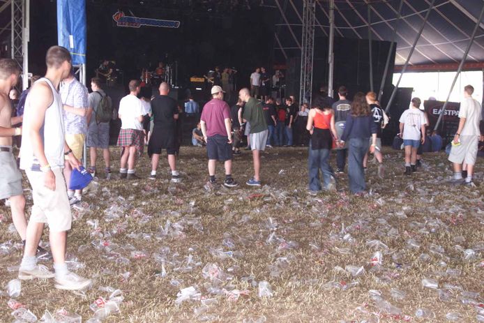 Illustratiebeeld van plastic bekertjes op een festival.