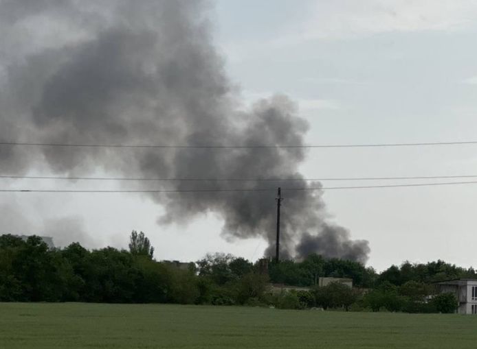 Una colonna di fumo si è alzata oggi, sabato, nei pressi della città occupata di Berdyansk, nel sud dell'Ucraina.