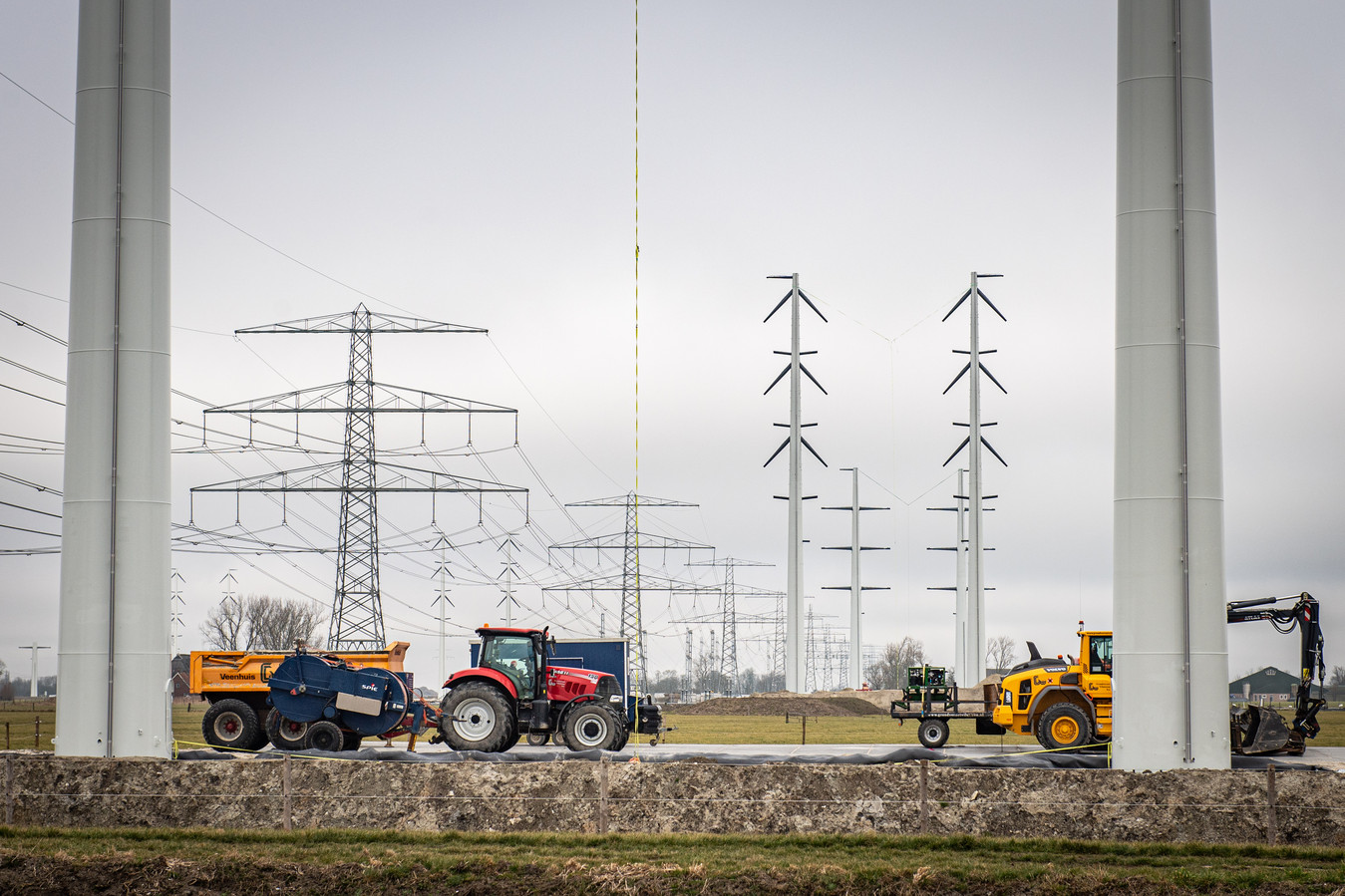 In Groningen worden de oude vakwerkmasten (links) vervangen door ranke wintracks (rechts). In West-Brabant komen geen wintracks maar nieuwe vakwerkmasten te staan voor de 380 kV-verbinding.