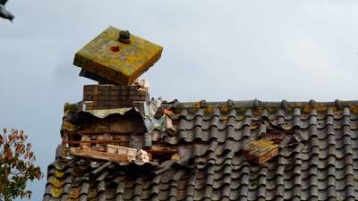 Bliksem ingeslagen bij woning in Herpen, treinverkeer tussen Oss en Wijchen stilgelegd