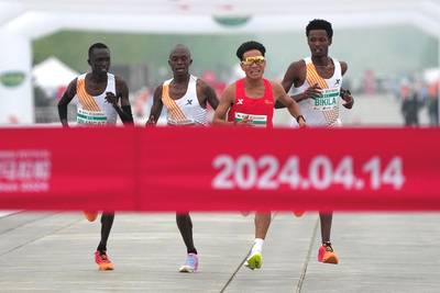 Polémique au semi-marathon de Pékin: les favoris africains ont-ils laissé gagner l’athlète chinois?