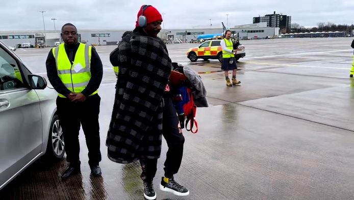 Snoop wordt verwelkomd op luchthaven door doedelzakspeler