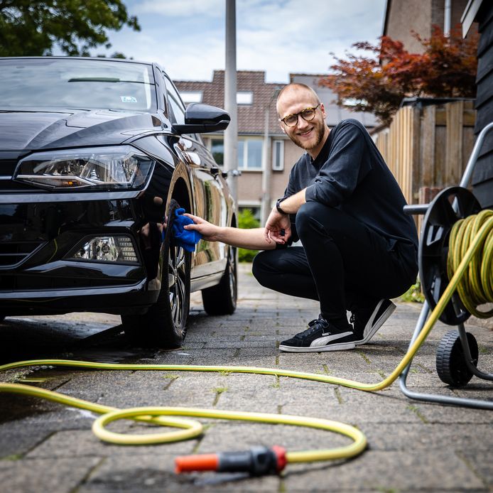 Leander woont in Dordrecht maar komt nog altijd zijn auto wassen bij zijn ouders in 's-Gravendeel. ,,Een wasstraat pakt niet heel je auto mee, terwijl je wel een hoop geld betaalt. Dan doe ik het liever zelf."