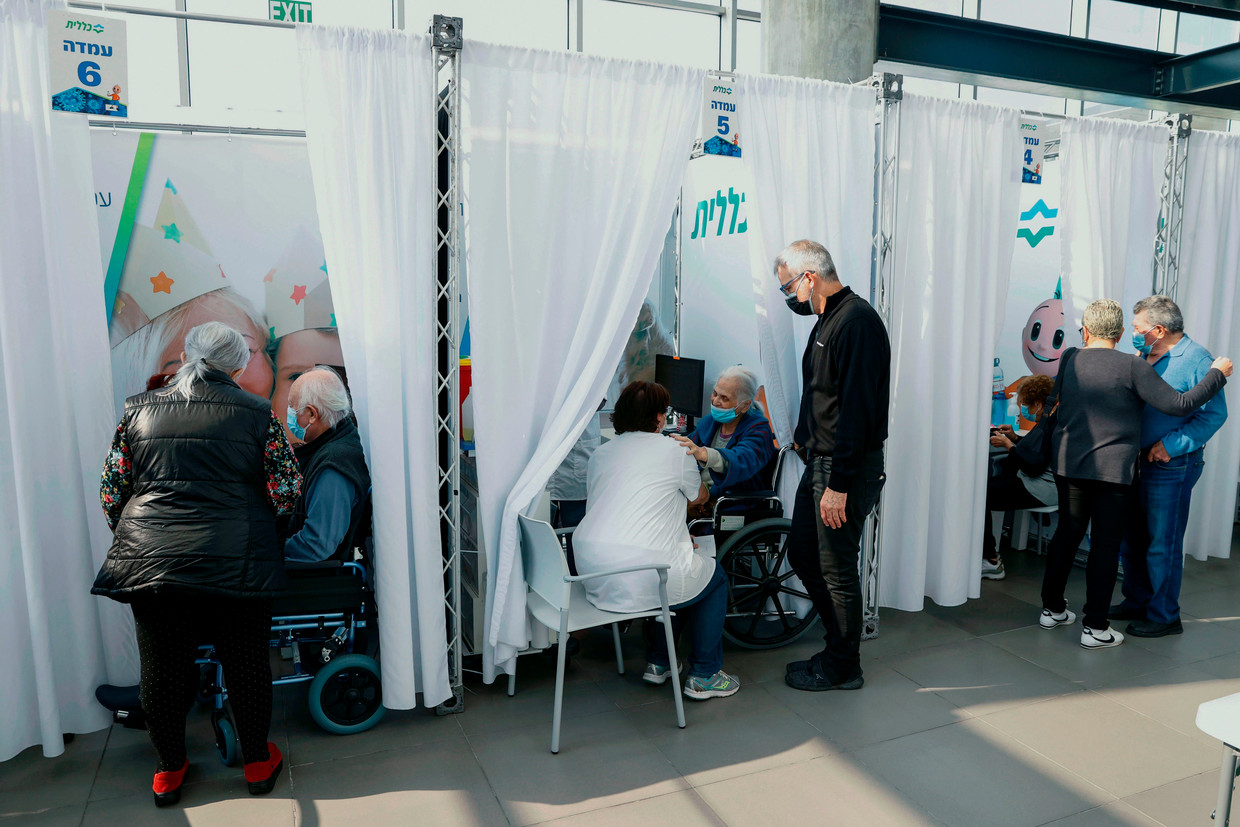 Bij het vaccinatiecentrum in Tel Aviv. Beeld AFP