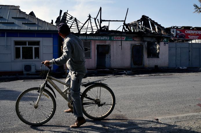 Beschadigde gebouwen door gevechten in Kirgizië.