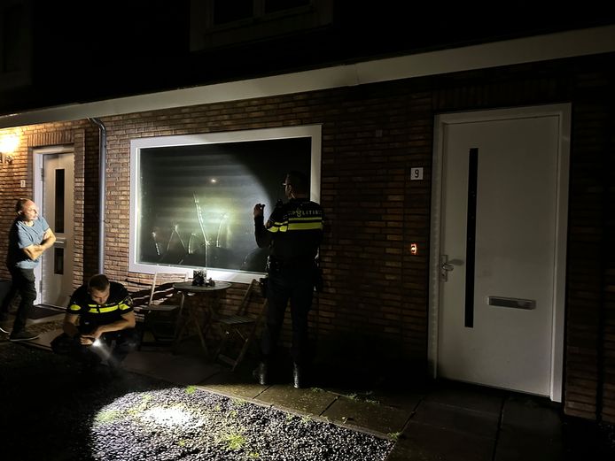De politie kreeg een melding dat er geschoten is op een woning in Groesbeek, maar dit blijkt niet zo te zijn. Wat er wel is gebeurd, wordt nog onderzocht