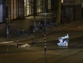 Gijzelnemer had echte explosieven op zijn lichaam, Bulgaarse klant Apple Store in Amsterdam ontsnapte na vraag om water