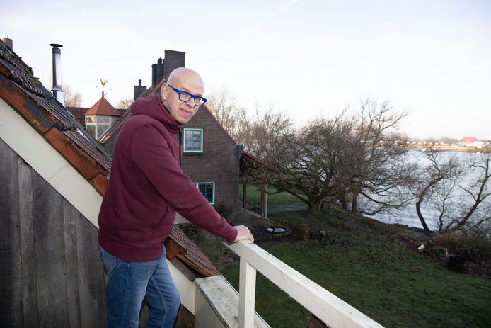 Niels van Hoorn in de tuin van zijn woning in de Millingerwaard.