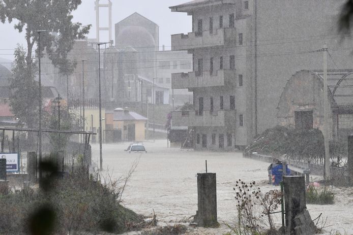 Ondergelopen straten en een gestrande auto in Crotone in de hak van de Italiaanse laars.