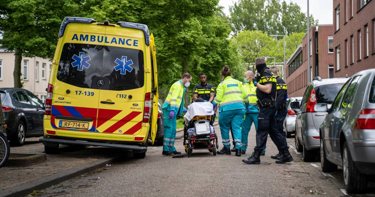 Slachtoffer dodelijke steekpartij Rotterdam-Zuid blijkt 17-jarige jongen; moeder (44) gewond.