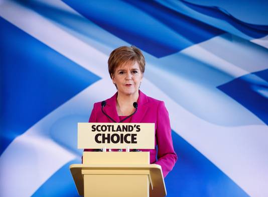 "Het is aan het Schotse parlement, en niet aan de regering in Westminster, om uit te maken of en wanneer er een nieuw referendum komt", deelde Sturgeon eerder mee. "Ik wil dus duidelijk stellen aan de eerste minister: dit is niet gewoon maar een verzoek van mij of de SNP. Het is het recht van het Schotse volk. En u, als leider van een partij die in Schotland verslagen werd, hebt het recht niet om dit in de weg te staan."