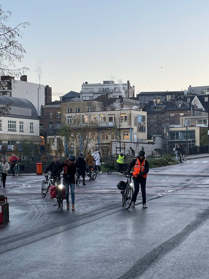 Het is spekglad aan de Verlorenkost, elke fietser gaat er tegen de grond