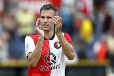 Van Bommel dicht bij record, Van Persie koning in de Kuip